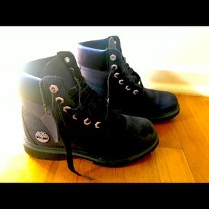 Women’s Timberland navy blue boots in good used condition without box (size 5.5)